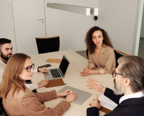 Que trouve t-on dans un contrat de vente entreprise ? - business - réunion dirigeants business