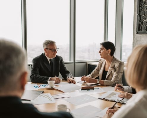 FISCALITÉ : FAUT-IL CÉDER SON ENTREPRISE OU ATTENDRE ? - business - réunion dirigeants business