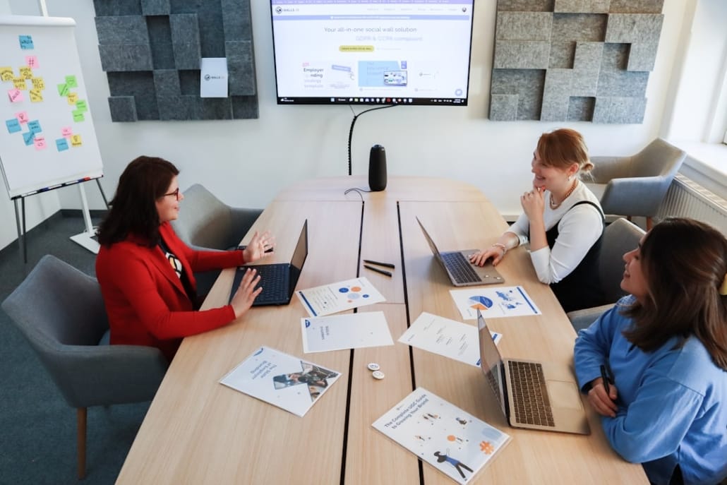 L’AMF et l’ACPR clarifient la réglementation des activités de conseil en cession, transmission et acquisition d’entreprise - business - réunion dirigeants business