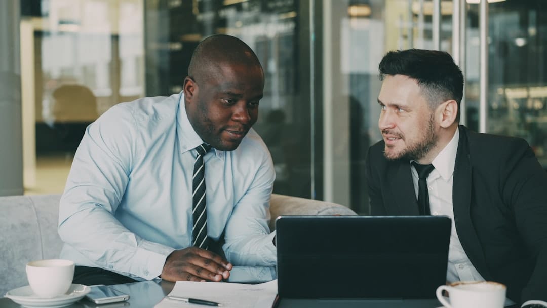 3 professionnels pour accompagner la transmission de votre entreprise - business - analyse financière business